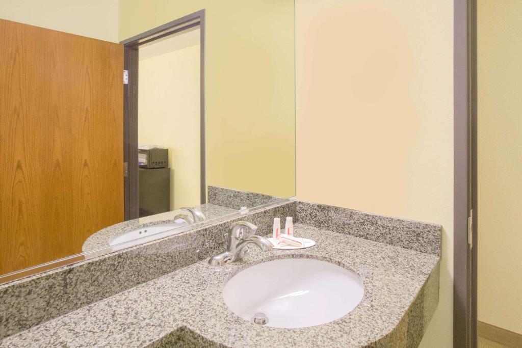 Microtel Inn & Suites by Wyndham Delphos - image 2