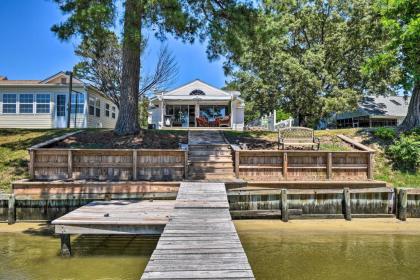 Riverfront Cottage Fire Pit and Kayaks Deltaville