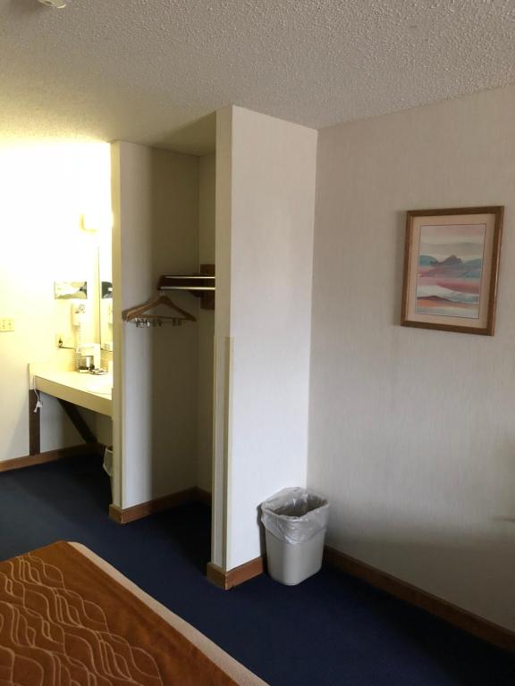 Denison Inn & Suites - image 2