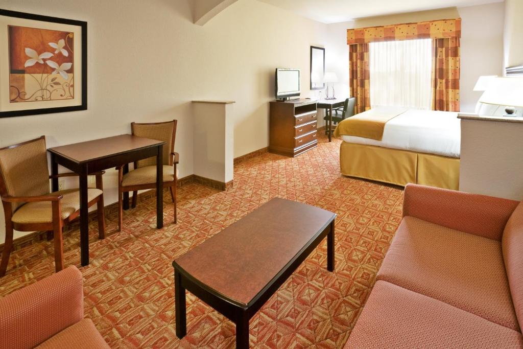 Comfort Inn & Suites Denison Lake - Texoma - image 2