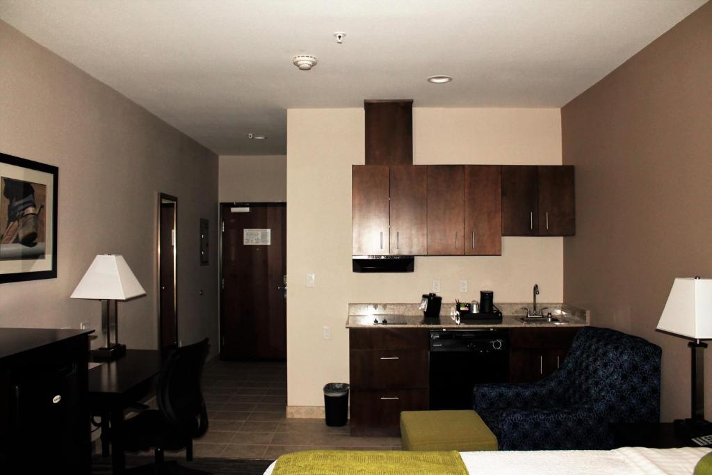 Best Western Plus Denver City Hotel & Suites - image 4