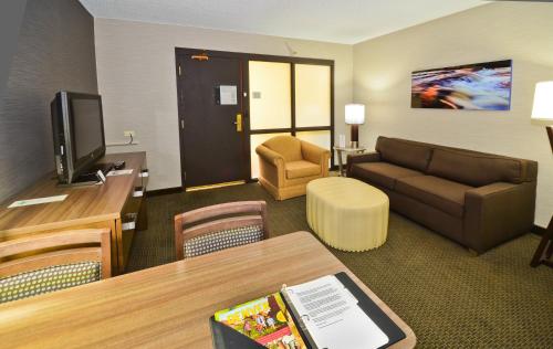 Embassy Suites by Hilton Denver Central Park - image 2