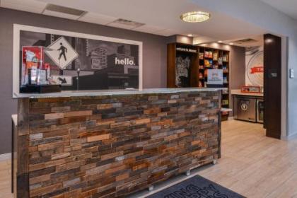 Hampton Inn & Suites Denver-Speer Boulevard - image 2