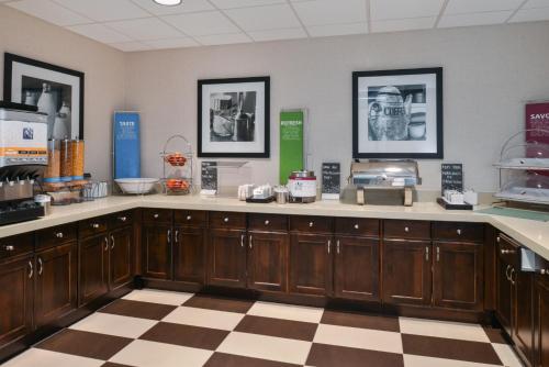 Hampton Inn & Suites Denver-Speer Boulevard - image 4