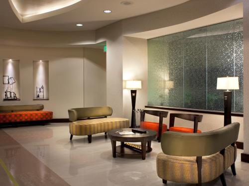 Hilton Garden Inn Denver/Cherry Creek - image 2