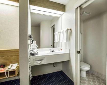 Econo Lodge Denver International Airport - image 3