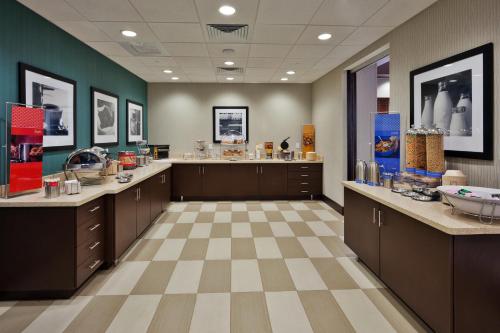 Hampton Inn & Suites Denver Airport / Gateway Park - image 3