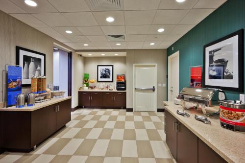 Hampton Inn & Suites Denver Airport / Gateway Park - image 4