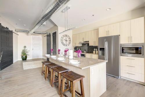 Modern Rustic Oasis in RiNo District! Sleeps 6! - image 5