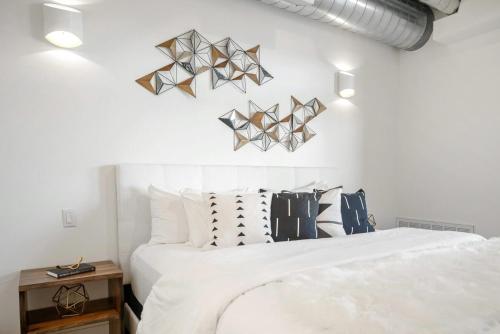 New Sleek Urban Cowboy Loft! Denver Skyline Views! - image 2