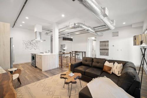 New Sleek Urban Cowboy Loft! Denver Skyline Views! - image 3