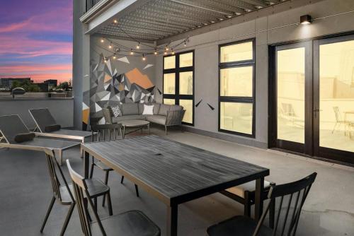 New Sleek Urban Cowboy Loft! Denver Skyline Views! - image 4