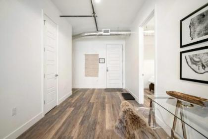 New Sleek Urban Cowboy Loft! Denver Skyline Views! - image 5