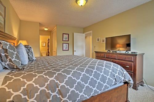 Lincoln Condo with Patio and Pool Access -Walk to Beach - image 3