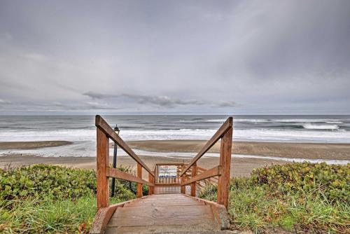 2BR Lincoln City Condo with Patio and Ocean Views! - image 2