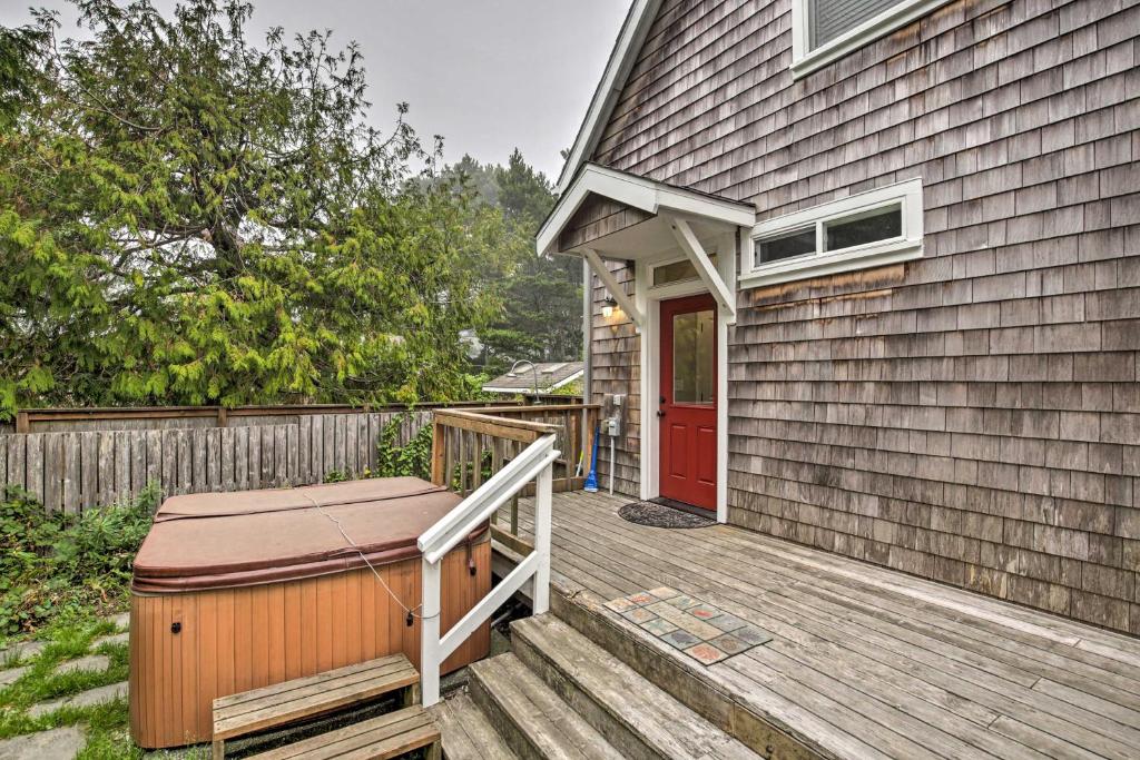 Dog-Friendly Home with Hot Tub and Deck Walk to Beach - image 2