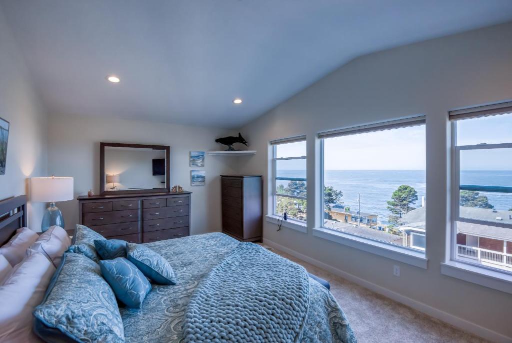 Oceanview Townhome - Pet Friendly - Sleeps 6 - King - image 5