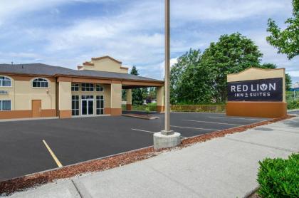 Red Lion Inn & Suites Des Moines - image 2