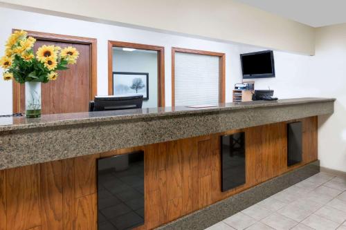 Days Inn & Suites by Wyndham Des Moines Airport - main image