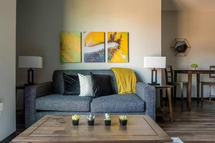 Updated and Contemporary 2BR Apts by Frontdesk - image 10