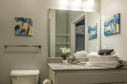 Updated and Contemporary 2BR Apts by Frontdesk - image 17