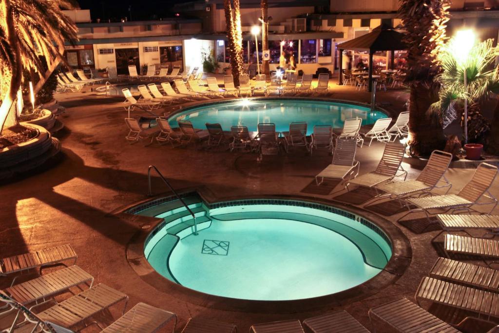 Desert Hot Springs Spa Hotel - image 7