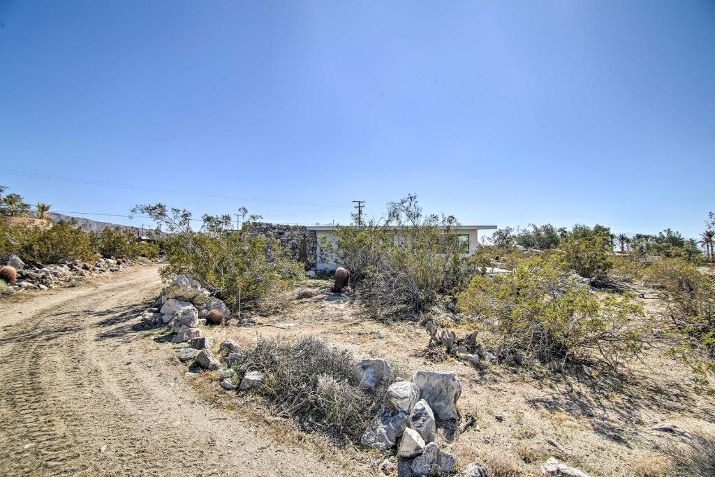 Delightful Desert Home 5mi to Natural Hot Springs - image 3