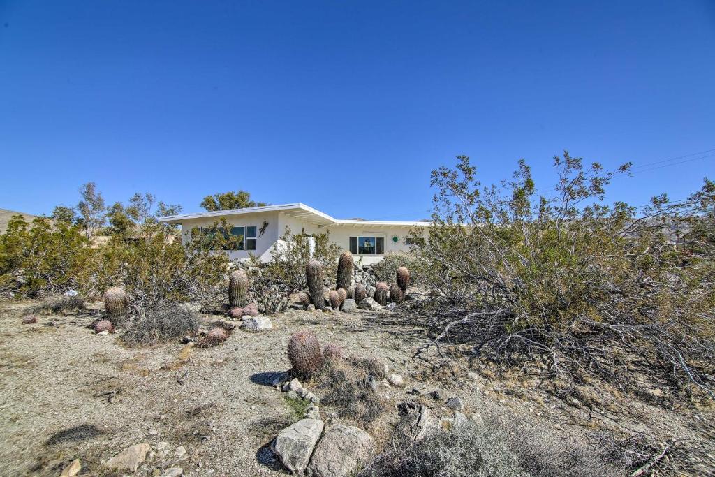 Delightful Desert Home 5mi to Natural Hot Springs - image 6