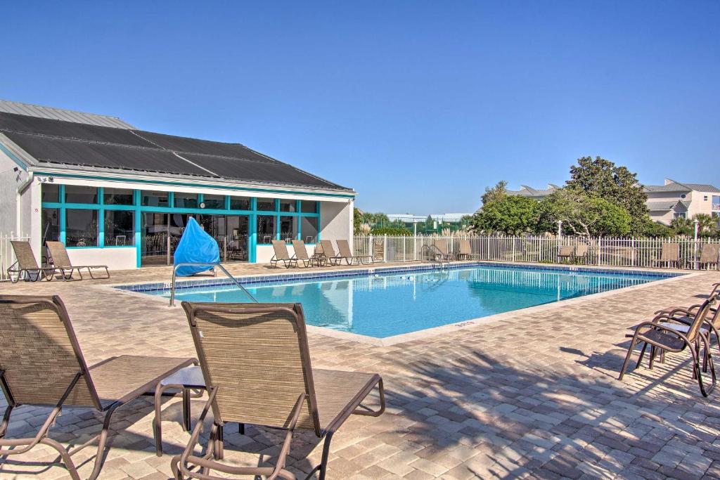 Airy Destin Condo with Pool - Walk to Private Beach! - image 3