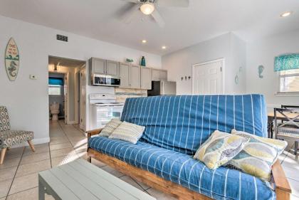 Sunny Beach Cottage with Shared Pool - Walk to Coast - image 9