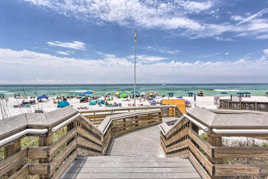 Destin Condo with Pool Access Less Than 1Mi to the Beach - image 3