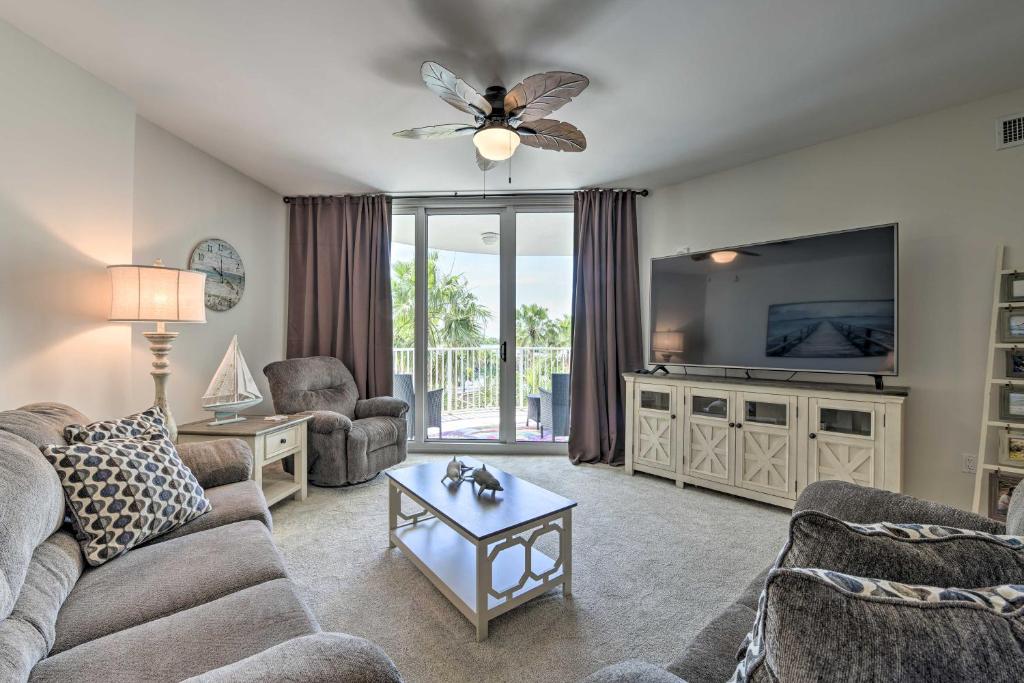 Ideal Destin Destination Condo 1 Mi to Beach - image 2