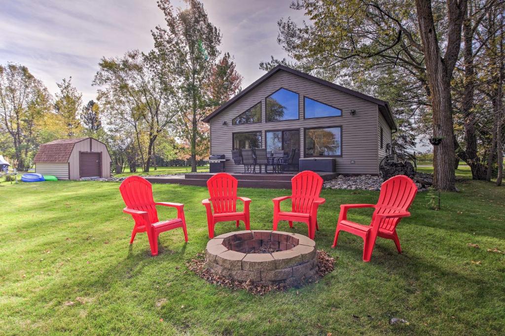 Waterfront Cabin in Detroit Lakes with Deck and Yard - main image