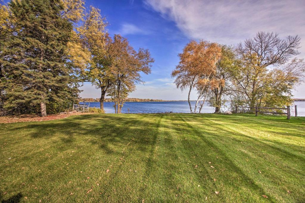 Waterfront Cabin in Detroit Lakes with Deck and Yard - image 2