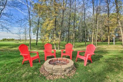 Waterfront Cabin in Detroit Lakes with Deck and Yard - image 4