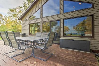 Waterfront Cabin in Detroit Lakes with Deck and Yard - image 5