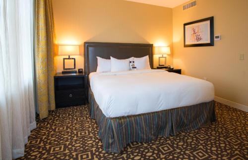 DoubleTree Suites by Hilton Detroit Downtown - Fort Shelby - image 2