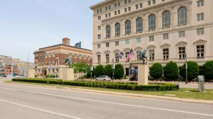 Frontdesk I The Claridge Apts Downtown Detroit - image 10