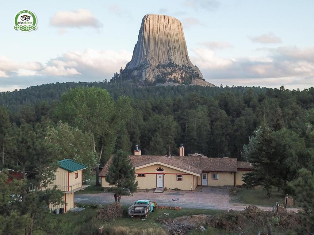 Devils Tower Lodge - main image