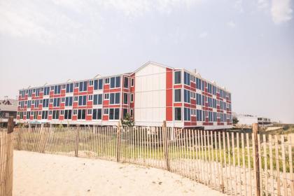 Surf Club Oceanfront Hotel - image 6