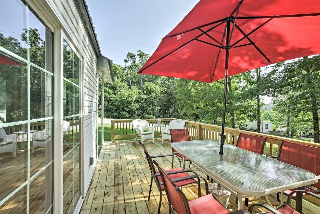 Tranquil Cedarcreek Home Steps to Bull Shoals Lake - image 7