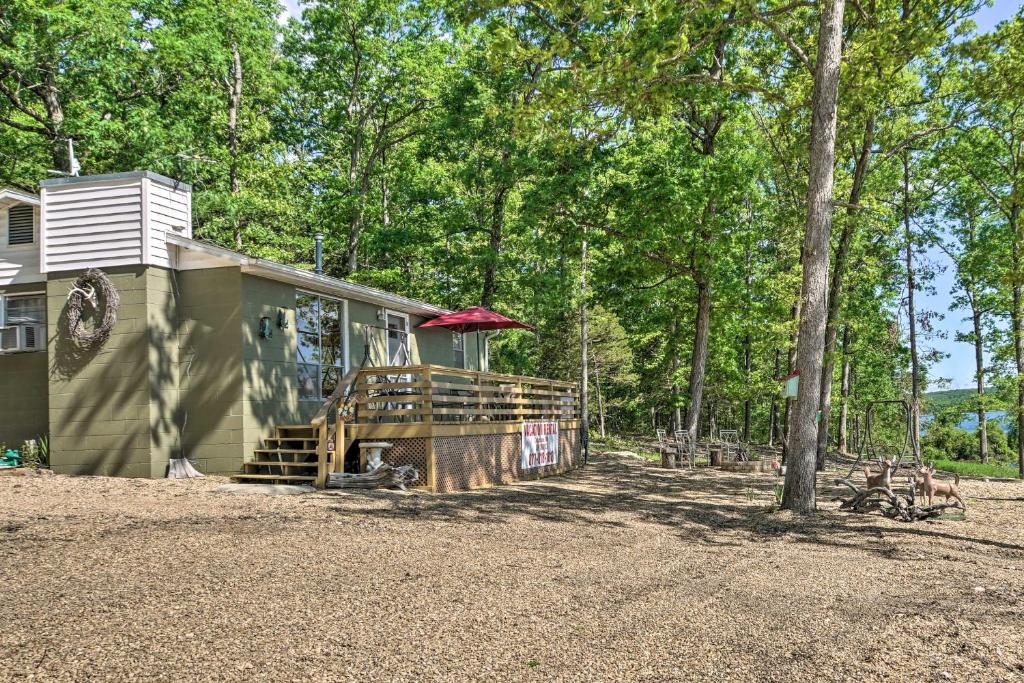 Lakeside Bull Shoals Lake Cabin with Deck and Views! - main image