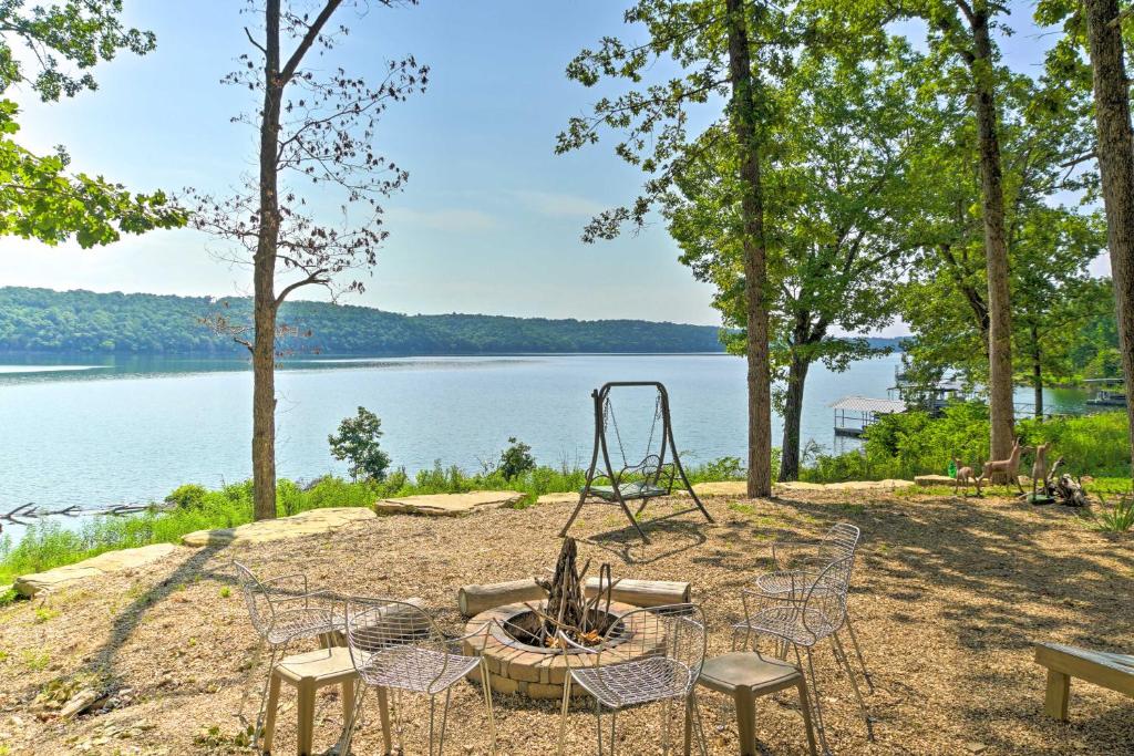 Lakeside Bull Shoals Lake Cabin with Deck and Views! - image 2