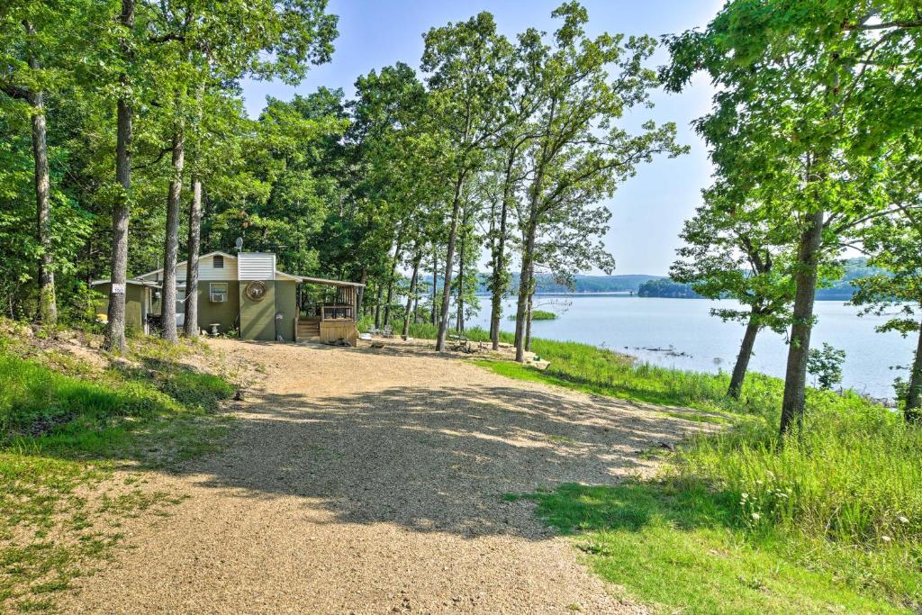 Lakeside Bull Shoals Lake Cabin with Deck and Views! - image 3