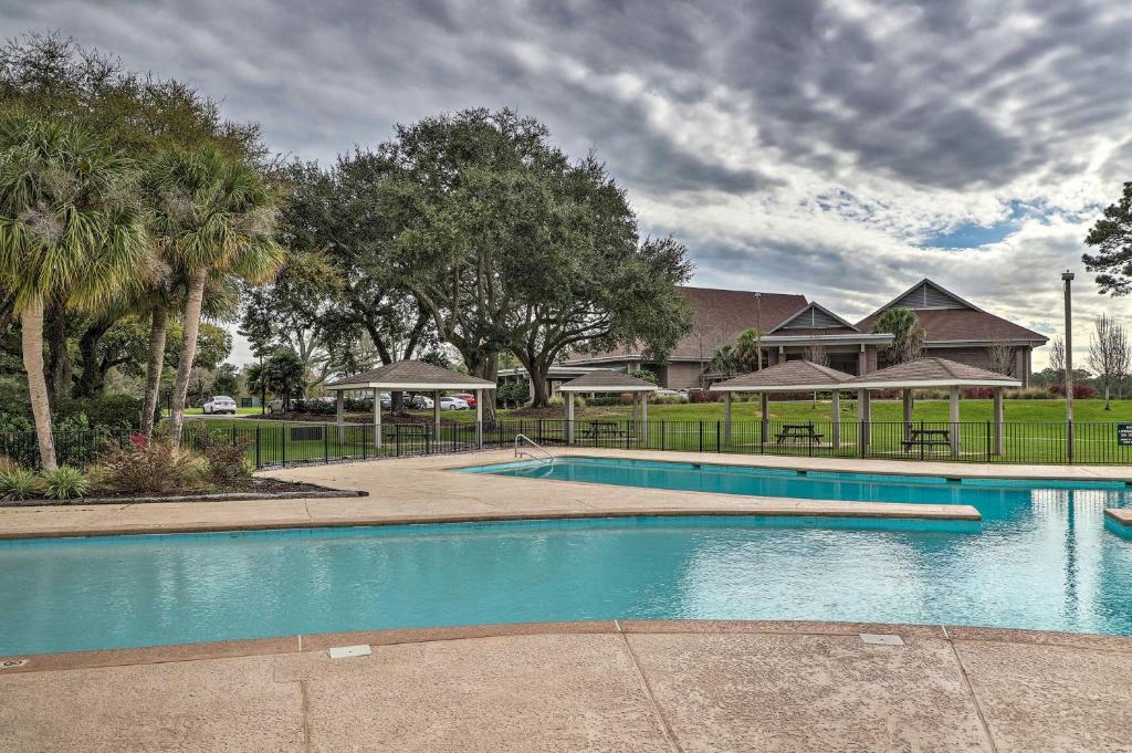 Diamondhead Condo Screened Patio and Pool Access - image 4