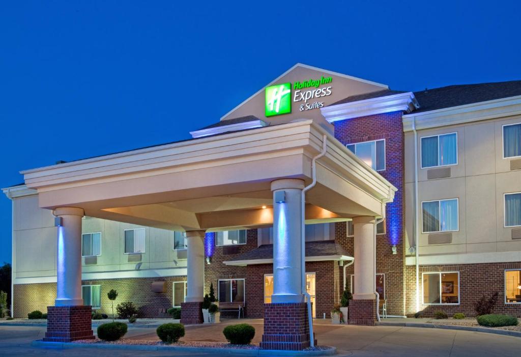 Holiday Inn Express Hotel & Suites Dickinson - main image