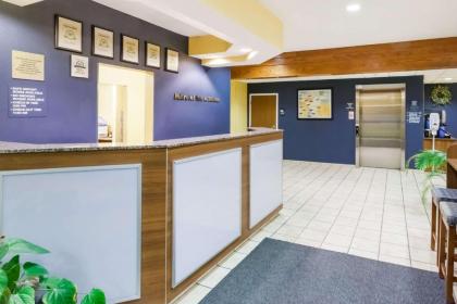 Microtel Inn & Suites - image 10