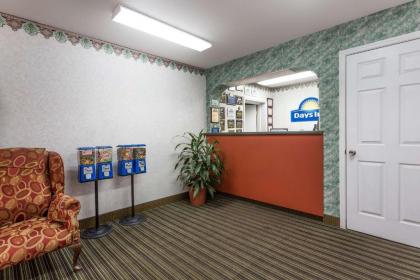 Days Inn by Wyndham Dickson - image 2