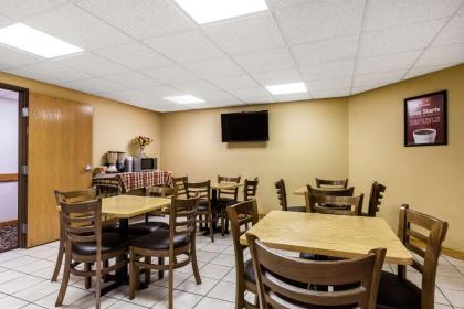 Econo Lodge Inn and Suites - image 3