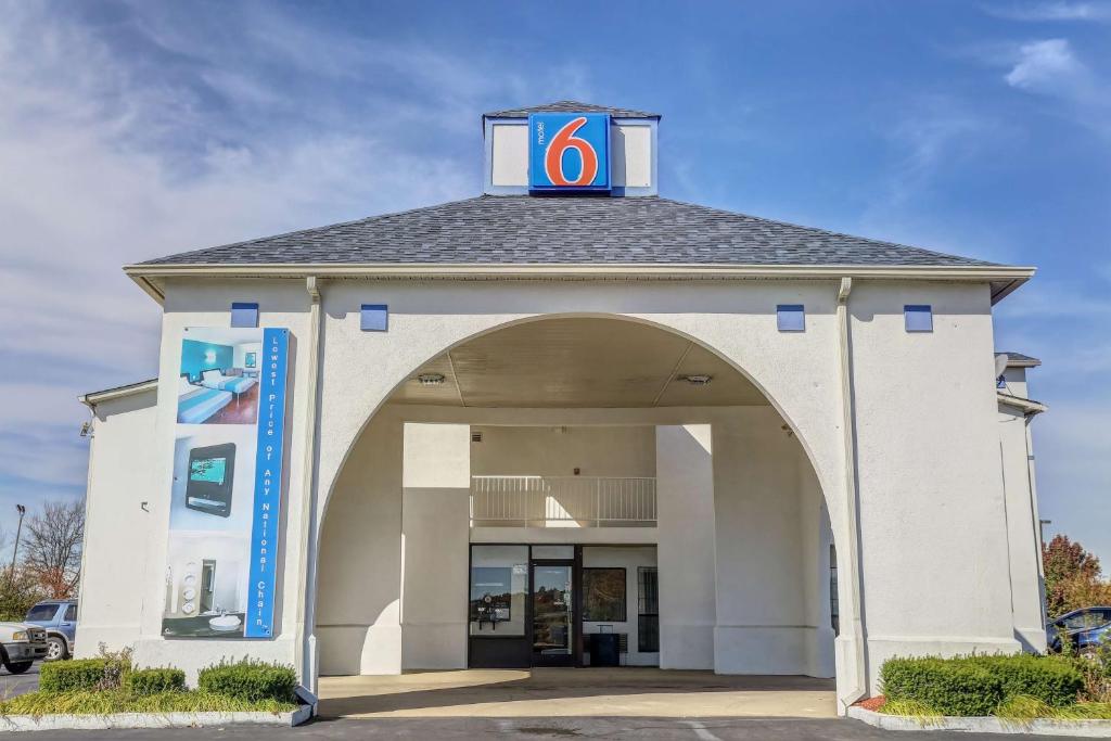 Motel 6-Dickson TN - main image